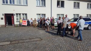 Kundgebung der Bürgerinitiative Bärenstein vor dem Europark in Altenberg